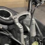 lenkererhoehung-mit-versatz-fuer-triumph-tiger-sport-660-ab-2022-30-mm-hoeher-und-20-mm-naeher2.jpg